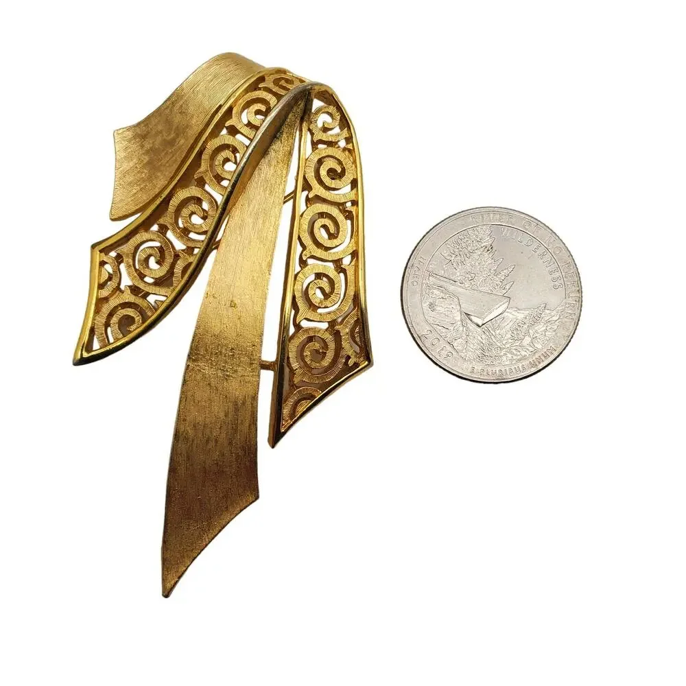 Trifari Brushed Gold Ribbon Brooch Swirl Modernist Pin Vintage 1960s 1970s